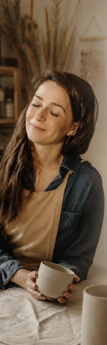Marta Wyżykowska w swojej pracowni ceramicznej