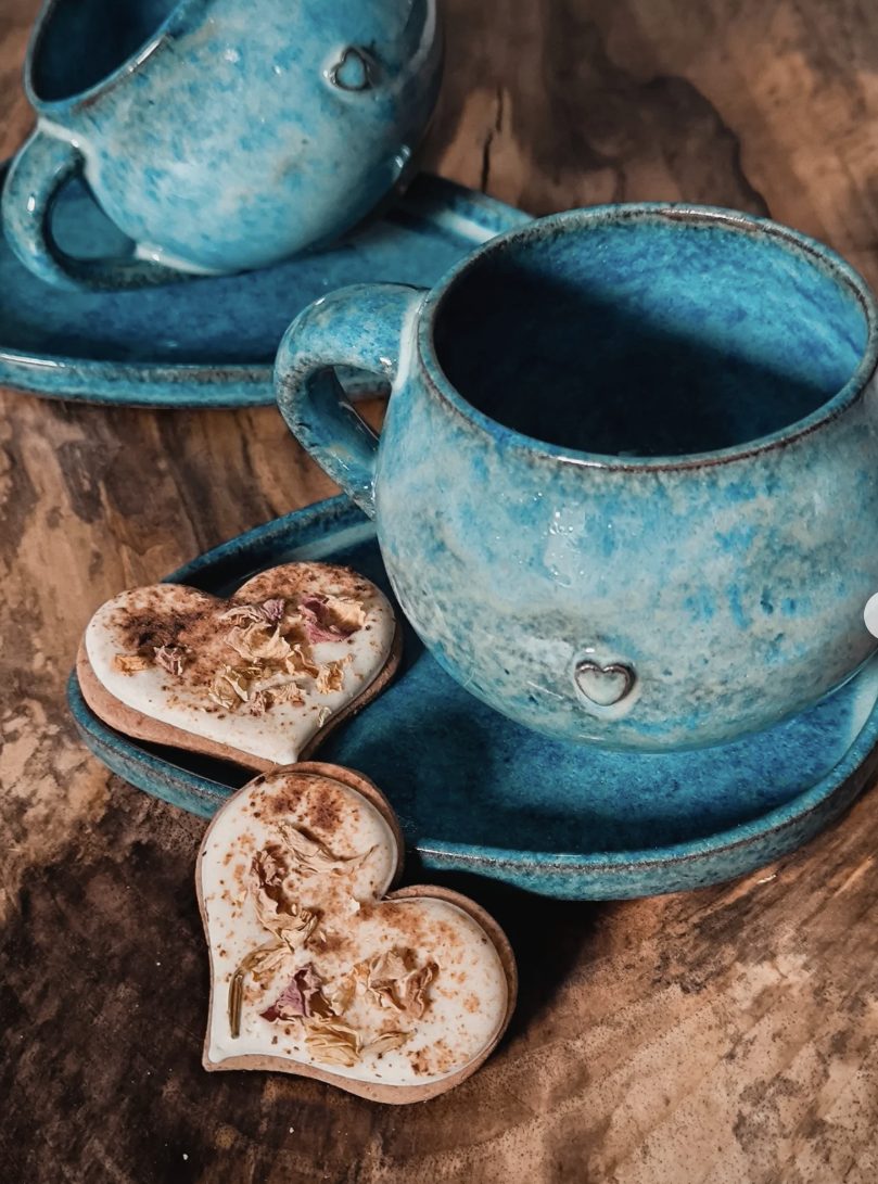 Turkusowa filiżanka z ceramicznymi sercami